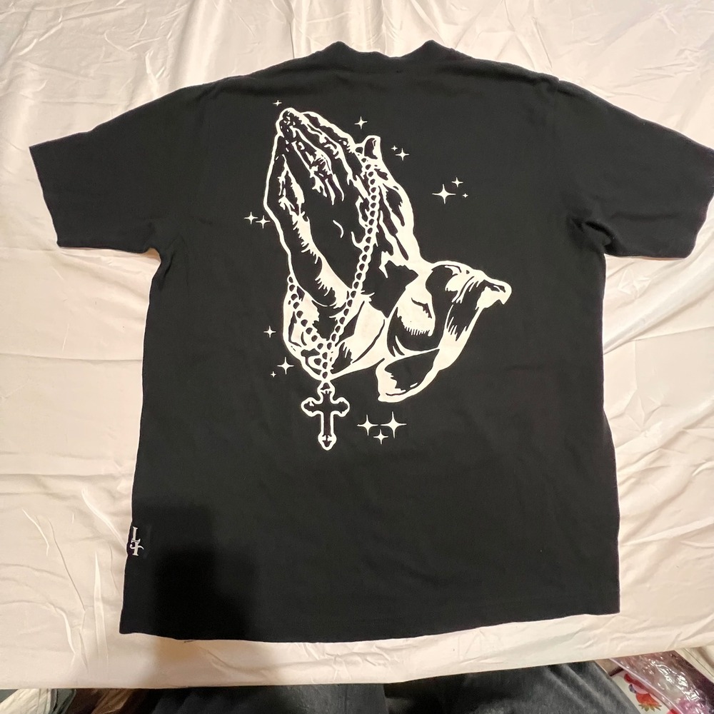 La Familia Large T-Shirt Mens‎ Black NEW Praying Hands Rosary Graphic Tee